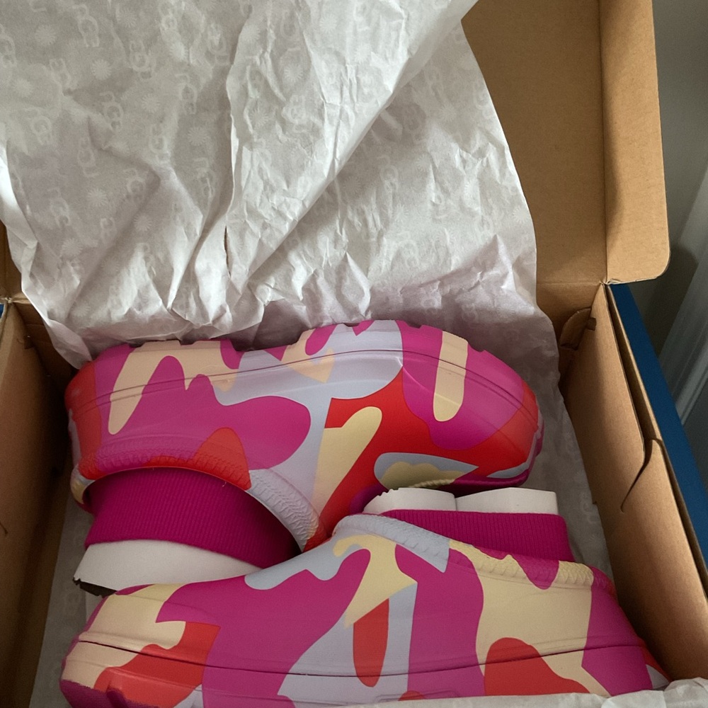 UGG Pink Camo Tasman Drop w built in sock size 11